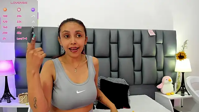 Snapshot of valeriasweet_ chatting on 11.22.25 valeriasweet online show from 11.22.25