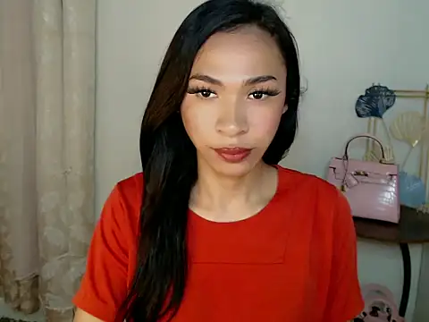 Snapshot of Annaloula chatting on 11.19.25 Annaloula online show from 11.19.25