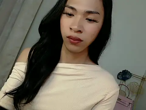 Snapshot of Annaloula chatting on 11.26.25 Annaloula online show from 11.26.25