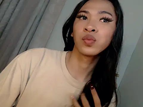 Snapshot of Annaloula chatting on 12.14.25 Annaloula online show from 12.14.25