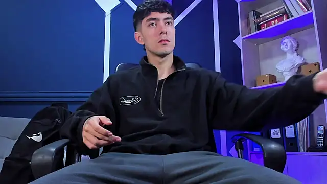 etham wolf  online show from 09.09.25