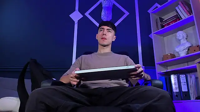 etham wolf  online show from 09.10.25