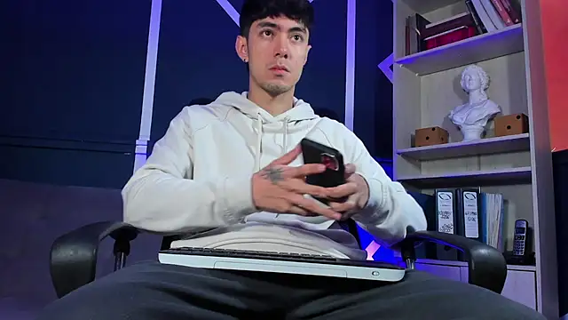 etham wolf  online show from 09.19.25