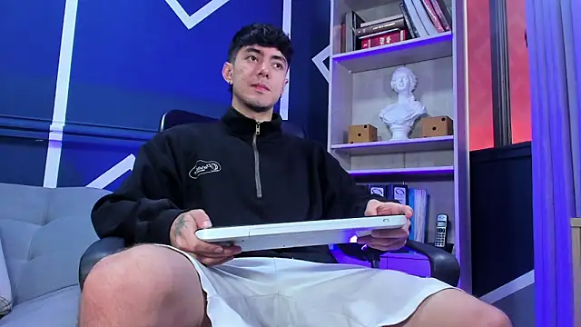 etham wolf  online show from 10.11.25