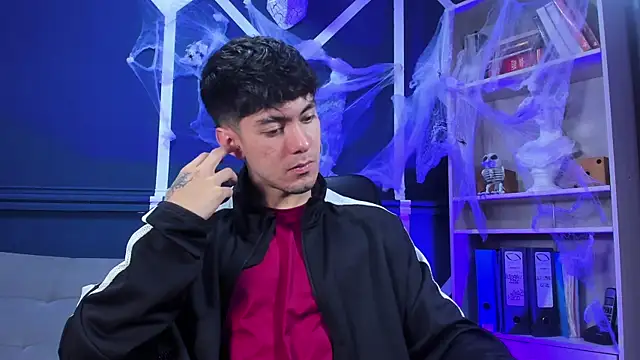 etham wolf  online show from 11.06.25