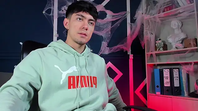 etham wolf  online show from 11.07.25