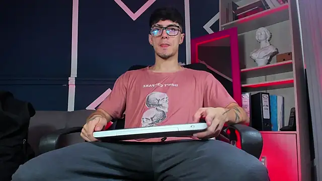 etham wolf  online show from 12.03.25