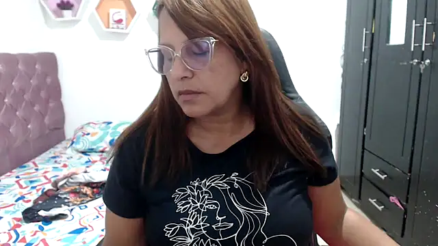 Snapshot of cristydirtyhot chatting on 11.26.25 cristydirtyhot online show from 11.26.25