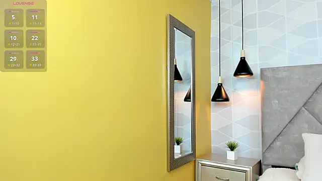 Snapshot of Jade_Whisper chatting on 12.04.25 Jade Whisper online show from 12.04.25