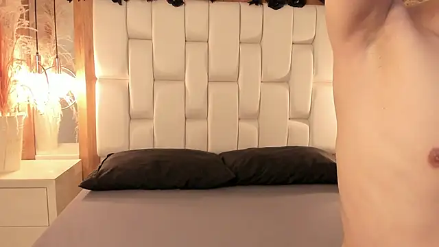 Snapshot of Daphne_And_Roger chatting on 11.10.25 Daphne And Roger online show from 11.10.25