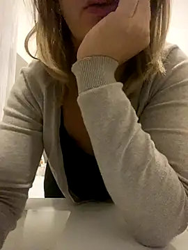 Snapshot of Veryvery30 chatting on 11.08.25 Veryvery30 online show from 11.08.25