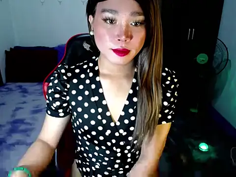 Urassiansweetcummer online show from 12.15.25