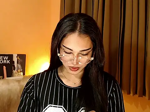 Snapshot of magnificent_kitana chatting on 11.10.25 magnificent kitana online show from 11.10.25