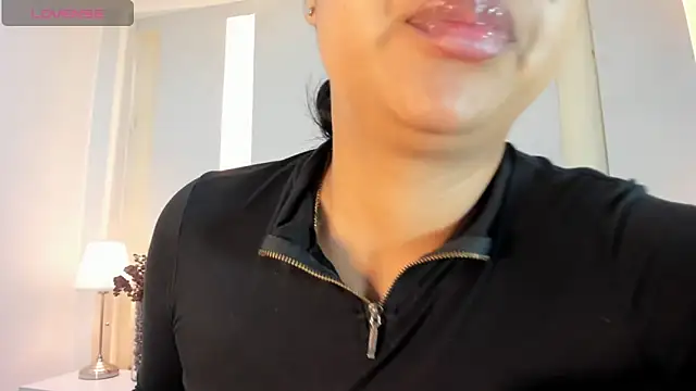 Snapshot of SalomeeBell chatting on 10.27.25 SalomeeBell online show from 10.27.25