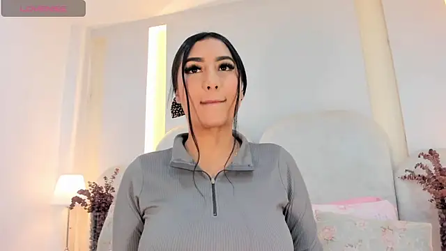 Snapshot of SalomeeBell chatting on 10.28.25 SalomeeBell online show from 10.28.25