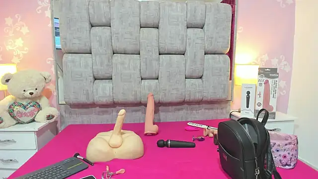 Snapshot of Wonderkloe_ chatting on 11.29.25 Wonderkloe online show from 11.29.25