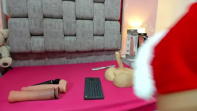 Snapshot of Wonderkloe_ chatting on 12.14.25 Wonderkloe online show from 12.14.25