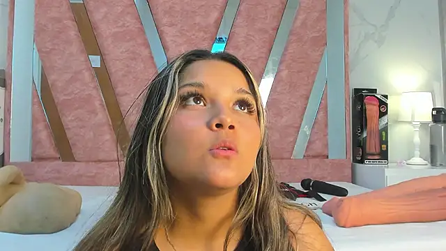 Wonderkloe  online show from 02.26.26