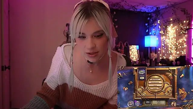 Snapshot of littlelune chatting on 10.12.25 littlelune online show from 10.12.25