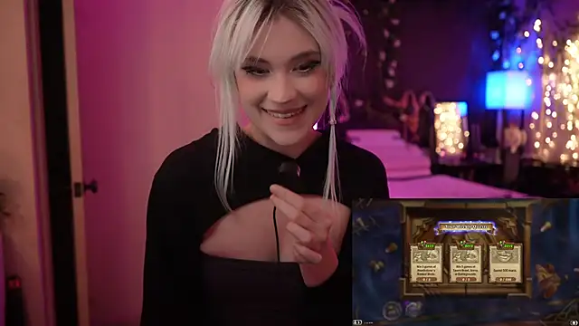 Snapshot of littlelune chatting on 10.14.25 littlelune online show from 10.14.25