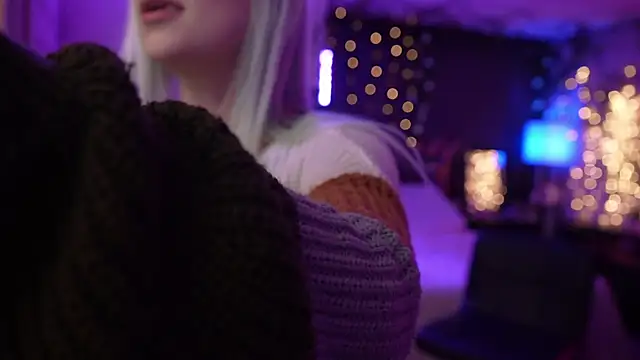 Snapshot of littlelune chatting on 10.26.25 littlelune online show from 10.26.25