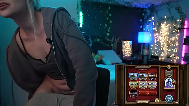 Snapshot of littlelune chatting on 10.29.25 littlelune online show from 10.29.25