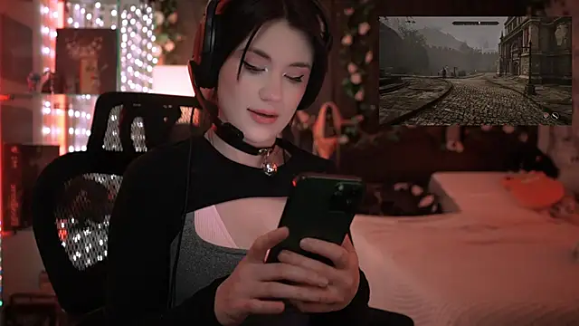 Snapshot of littlelune chatting on 01.12.26 littlelune online show from 01.12.26