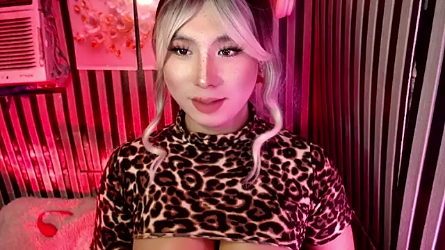 UrhotlucyTS online show from 04.13.26