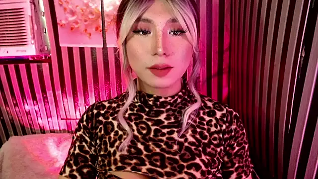 UrhotlucyTS online show from 04.26.26