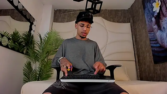 Snapshot of Thiagoferreti chatting on 10.13.25 Thiagoferreti online show from 10.13.25