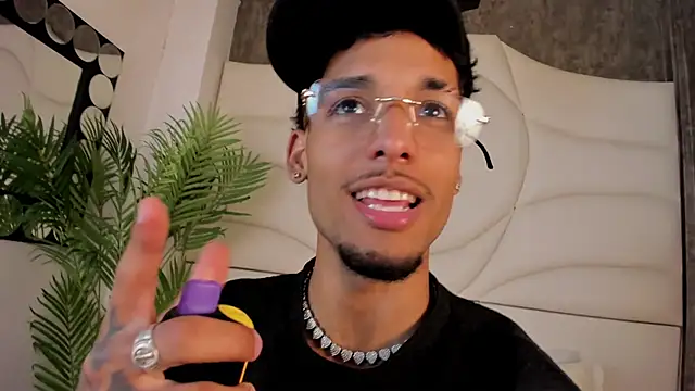 Snapshot of Thiagoferreti chatting on 10.14.25 Thiagoferreti online show from 10.14.25