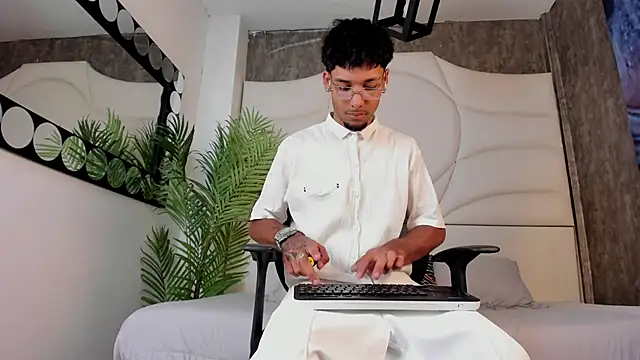 Snapshot of Thiagoferreti chatting on 10.17.25 Thiagoferreti online show from 10.17.25