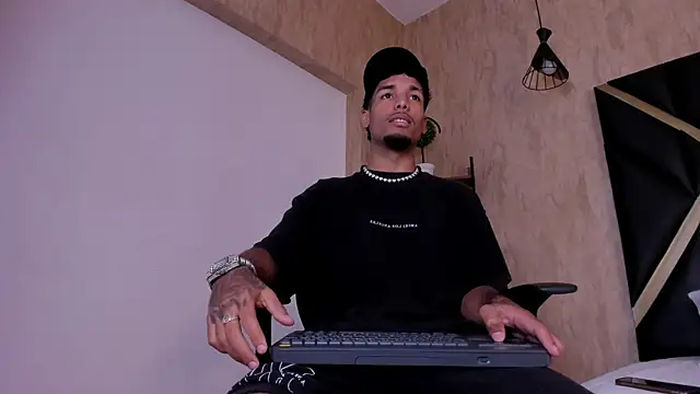 Snapshot of Thiagoferreti chatting on 10.21.25 Thiagoferreti online show from 10.21.25