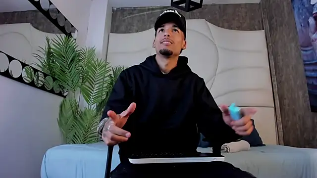 Snapshot of Thiagoferreti chatting on 10.27.25 Thiagoferreti online show from 10.27.25