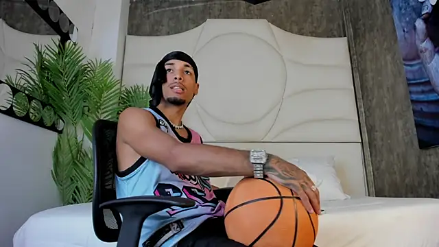 Snapshot of Thiagoferreti chatting on 10.29.25 Thiagoferreti online show from 10.29.25