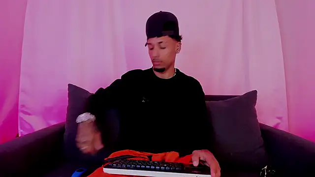 Snapshot of Thiagoferreti chatting on 11.13.25 Thiagoferreti online show from 11.13.25