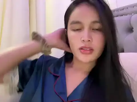 Snapshot of itsBldreina chatting on 11.22.25 itsBldreina online show from 11.22.25