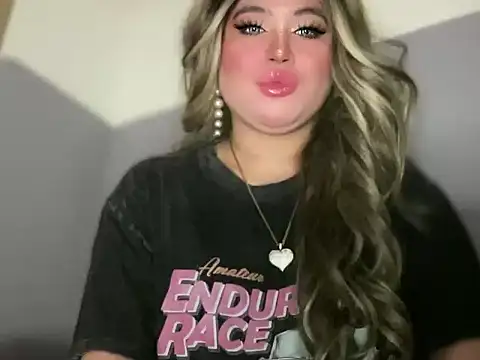 Snapshot of Naughtyrosecum chatting on 10.16.25 Naughtyrosecum online show from 10.16.25