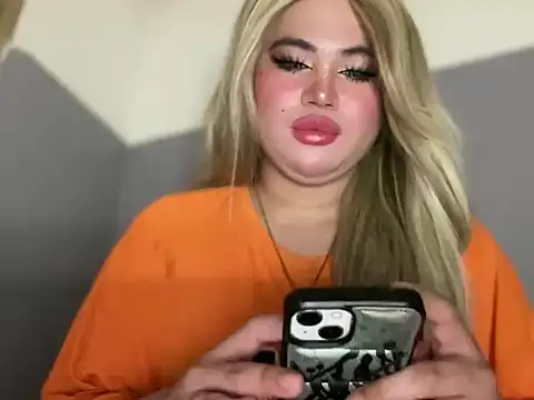 Snapshot of Naughtyrosecum chatting on 11.05.25 Naughtyrosecum online show from 11.05.25