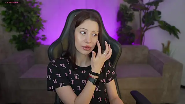 Snapshot of Selena_Glow chatting on 10.06.25 Selena Glow online show from 10.06.25