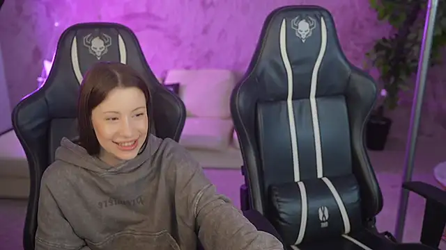 Snapshot of Selena_Glow chatting on 10.23.25 Selena Glow online show from 10.23.25