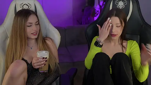 Snapshot of Selena_Glow chatting on 11.28.25 Selena Glow online show from 11.28.25