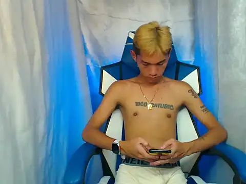 Snapshot of riks_tyler chatting on 11.11.25 riks tyler online show from 11.11.25