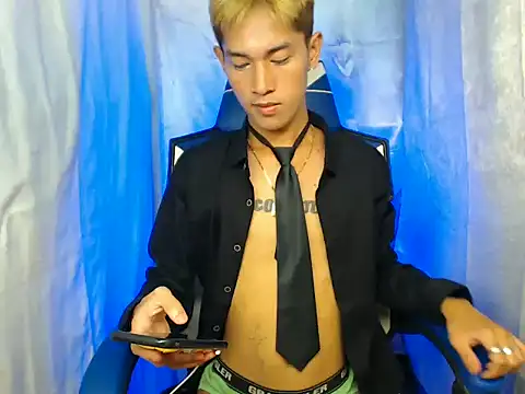 Snapshot of riks_tyler chatting on 11.12.25 riks tyler online show from 11.12.25