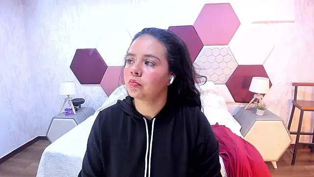 Snapshot of ArielleWilde chatting on 11.17.25 ArielleWilde online show from 11.17.25