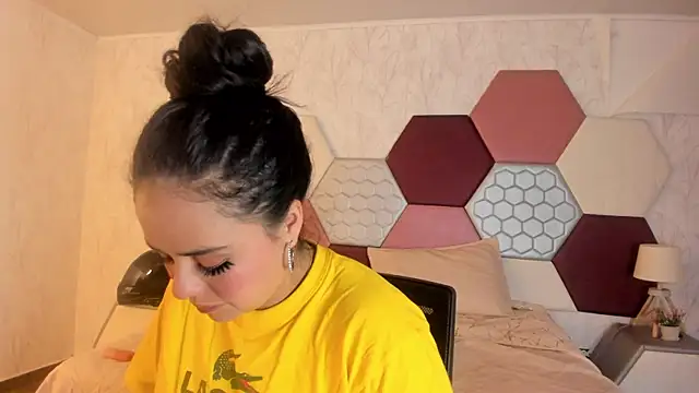 Snapshot of ArielleWilde chatting on 12.05.25 ArielleWilde online show from 12.05.25