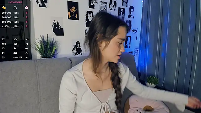 Snapshot of lovelyalivia chatting on 10.25.25 lovelyalivia online show from 10.25.25