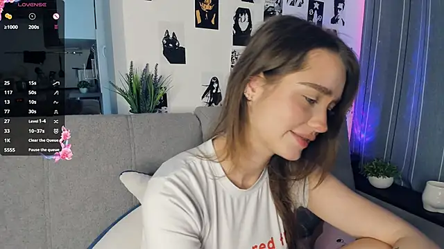 Snapshot of lovelyalivia chatting on 10.26.25 lovelyalivia online show from 10.26.25