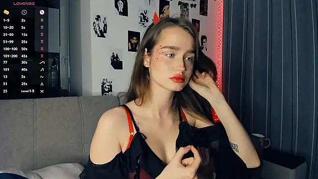 Snapshot of lovelyalivia chatting on 10.31.25 lovelyalivia online show from 10.31.25