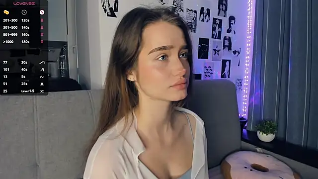 Snapshot of lovelyalivia chatting on 11.10.25 lovelyalivia online show from 11.10.25